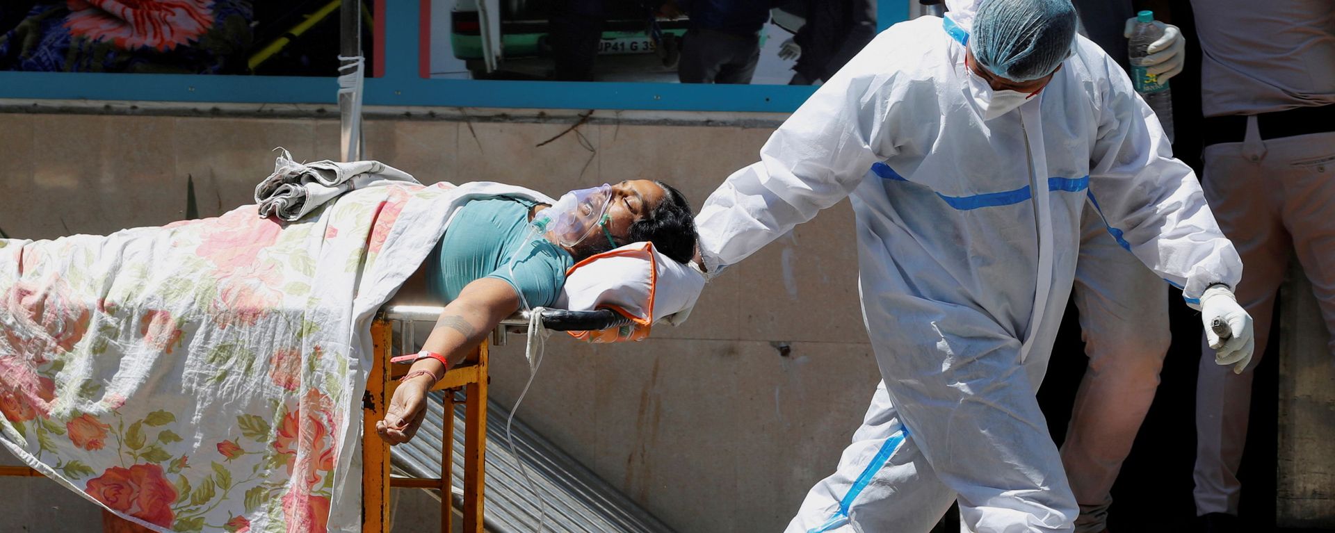 FILE PHOTO: A health worker wearing personal protective equipment (PPE) carries a patient suffering from the coronavirus disease (COVID-19) outside the casualty ward at Guru Teg Bahadur hospital, in New Delhi, India on 24 April 2021. FILE PHOTO: A health worker wearing personal protective equipment (PPE) carries a patient suffering from the coronavirus disease (COVID-19) outside the casualty ward at Guru Teg Bahadur hospital, in New Delhi, India on 24 April 2021. - Sputnik International, 1920, 06.09.2021