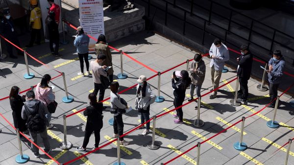 People line up at a coronavirus disease (COVID-19) mobile vaccination unit in Beijing, China, April 14, 2021. - Sputnik International