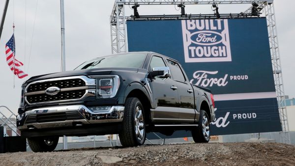 Ford Motor Co displays a new 2021 Ford F-150 pickup truck at the Rouge Complex in Dearborn, Michigan, U.S. September 17, 2020 - Sputnik International