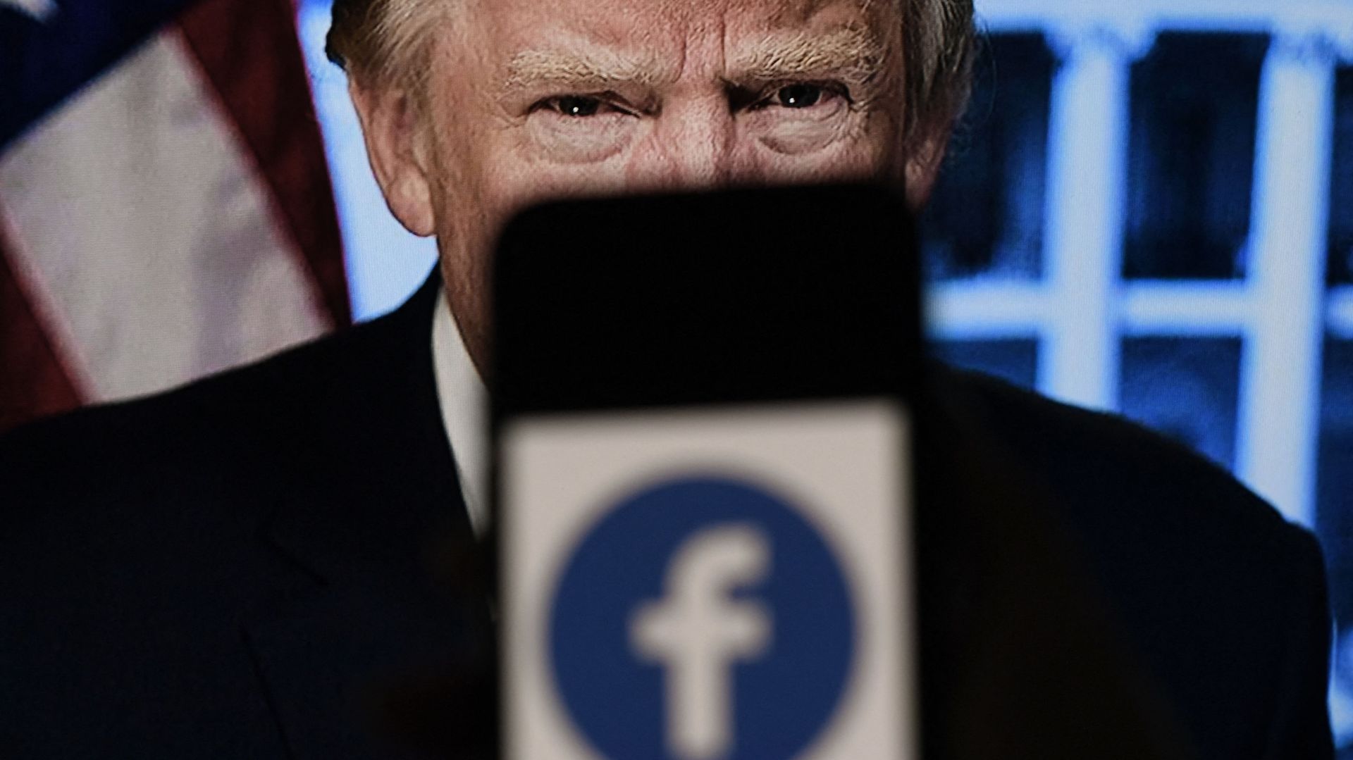 In this photo illustration, a phone screen displays a Facebook logo with the official portrait of former US President Donald Trump on the background, on May 4, 2021, in Arlington, Virginia. - Facebook's independent oversight board was set for a momentous decision on the platform's ban of former US president Donald Trump, as debate swirls on the role of social media in curbing hateful and abusive speech while controlling political discourse. - Sputnik International, 1920, 17.03.2023