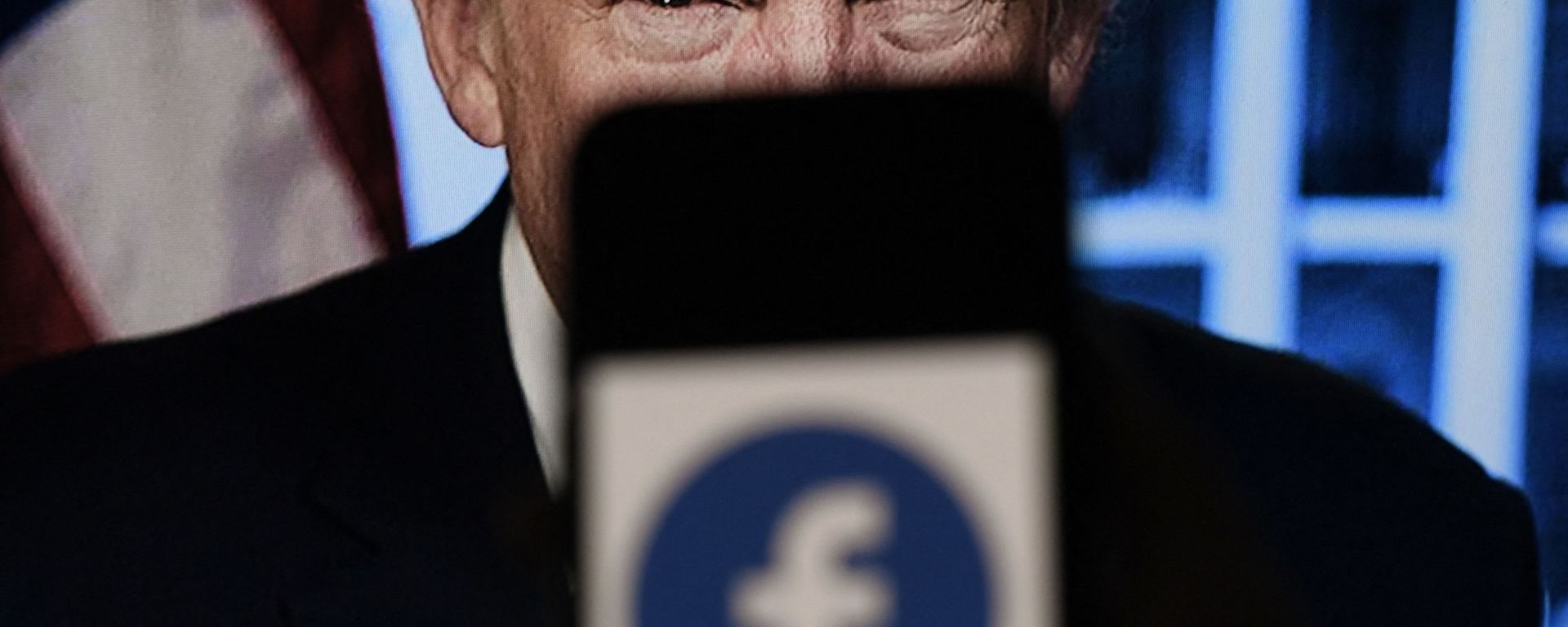 In this photo illustration, a phone screen displays a Facebook logo with the official portrait of former US President Donald Trump on the background, on May 4, 2021, in Arlington, Virginia. - Facebook's independent oversight board was set for a momentous decision on the platform's ban of former US president Donald Trump, as debate swirls on the role of social media in curbing hateful and abusive speech while controlling political discourse. - Sputnik International, 1920, 17.03.2023