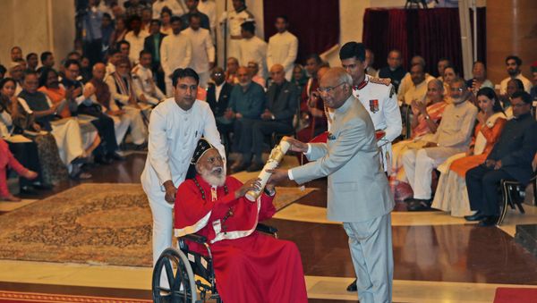 Indian President Ram Nath Kovind (R) confers the Padma Bhushan award to Dr. Philipose Mar Chrysostom, one of the senior most bishop of the Malankara Mar Thoma Syrian Church, during an event at the presidential palace in New Delhi on March 20, 2018.  - Sputnik International