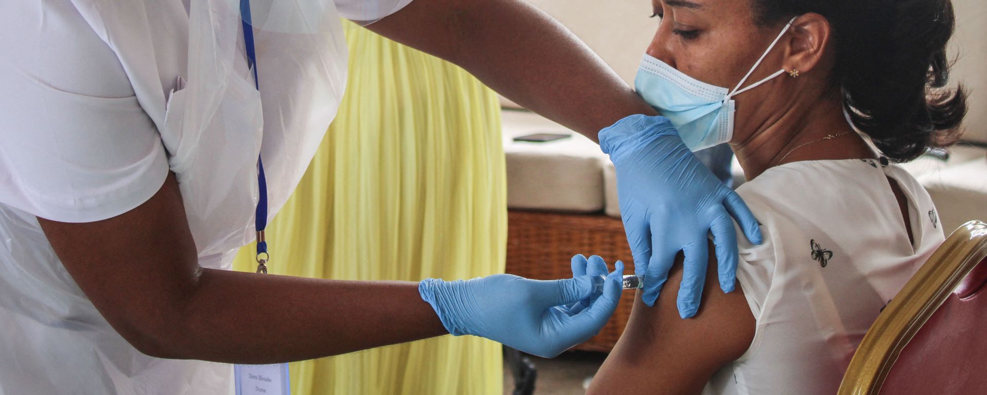 A medical personel injects the first dose of the Chinese Covid-19 vaccine produced by Sinopharm at the Seychelles Hospital in Victoria, on January 10, 2021. A medical personel injects the first dose of the Chinese Covid-19 vaccine produced by Sinopharm at the Seychelles Hospital in Victoria, on January 10, 2021. - Sputnik International, 1920