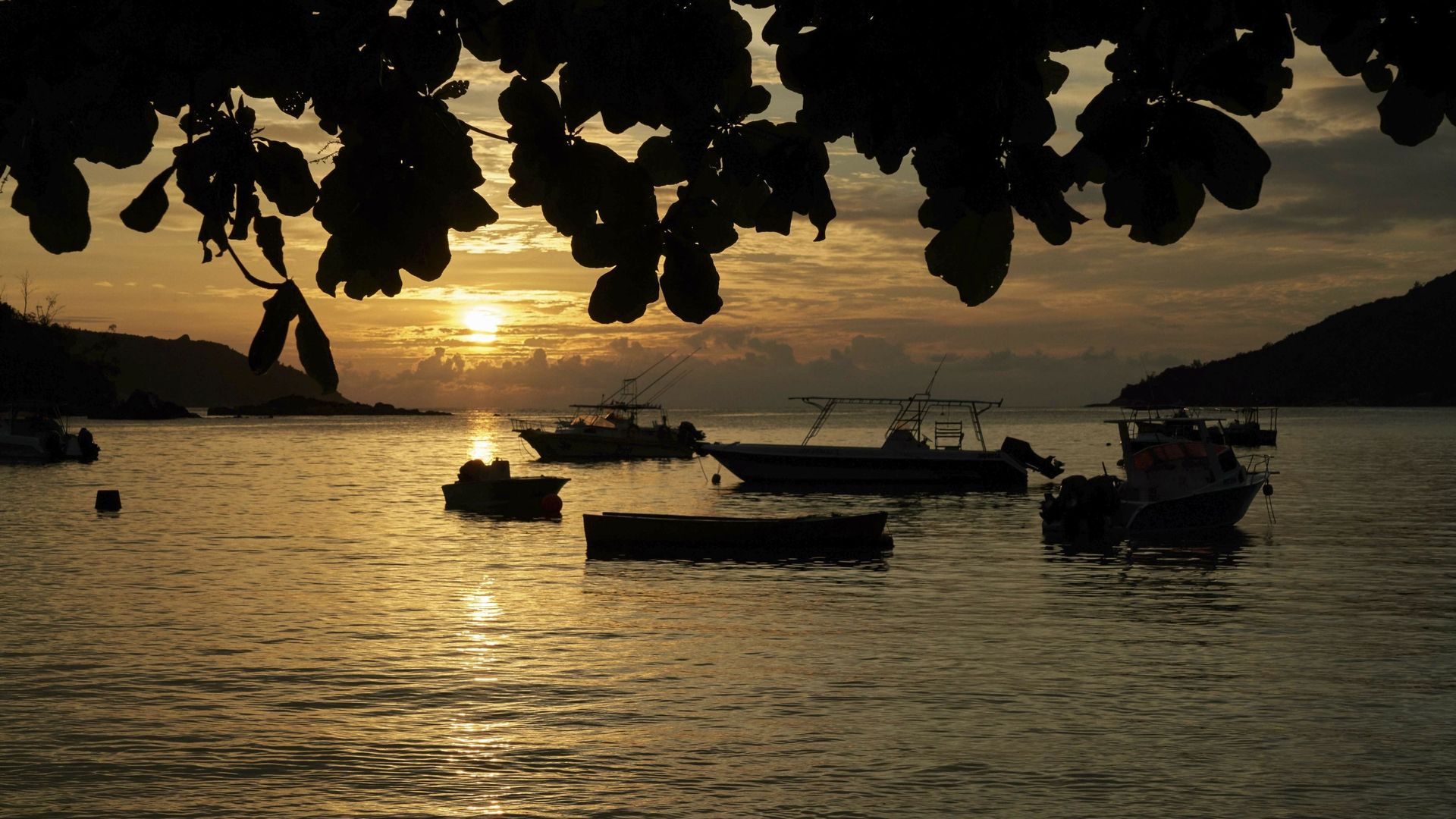 FILE - In this Friday, March 1, 2019 file photo, the sun sets over a small bay with fishing and pleasure crafts at anchor, on Mahe island, Seychelles.  - Sputnik International, 1920, 05.05.2021