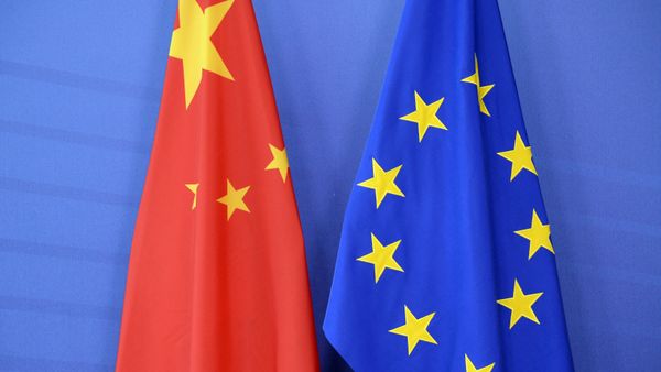 The Chinese flag(L) is draped beside the European Union (EU) during an EU- China Summit at the European Union Commission headquarters in Brussels on June 29, 2015 - Sputnik International
