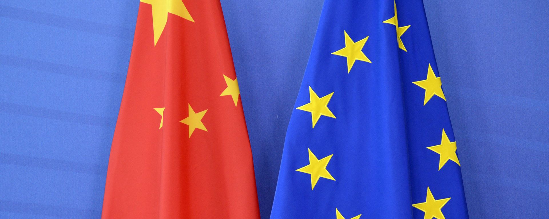 The Chinese flag(L) is draped beside the European Union (EU) during an EU- China Summit at the European Union Commission headquarters in Brussels on June 29, 2015 - Sputnik International, 1920, 20.05.2021