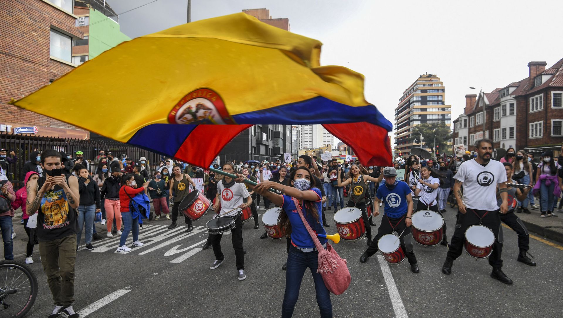 A woman waves a Colombian national flag during a protest against a tax reform proposed by Colombian President Ivan Duque's government in Bogota, on 4 May 2021. The international community on Tuesday decried what the UN described as an excessive use of force by security officers in Colombia after official data showed 19 people killed and 846 injured during anti-government protests. - Sputnik International, 1920, 05.05.2021