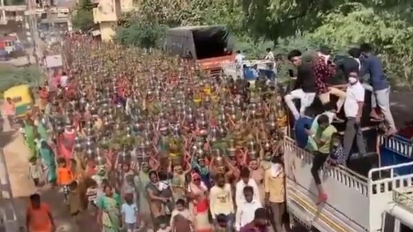 Hundreds of Devotees at Indian Temple Attract Fury as COVID-19 Rages in Country - Sputnik International