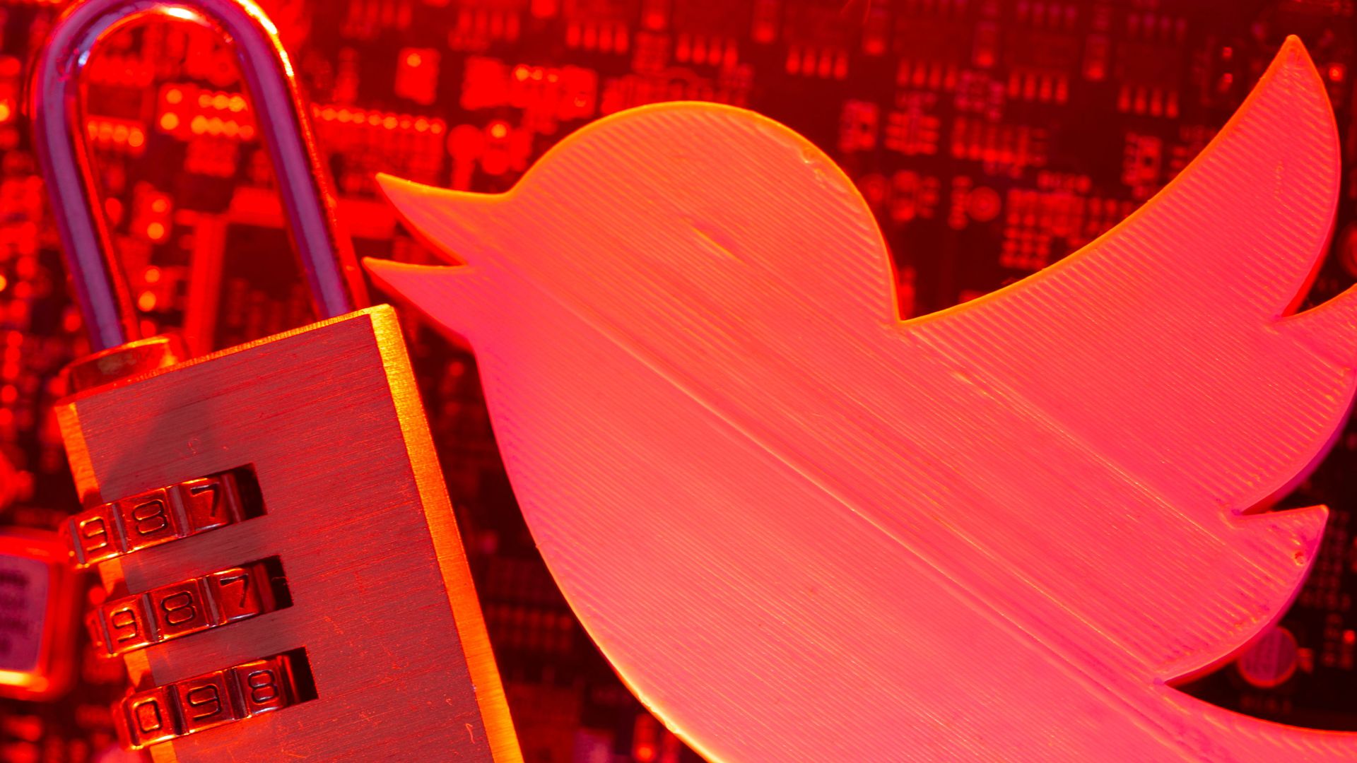 A 3D printed Twitter logo and a padlock on a computer motherboard - Sputnik International, 1920, 05.06.2021