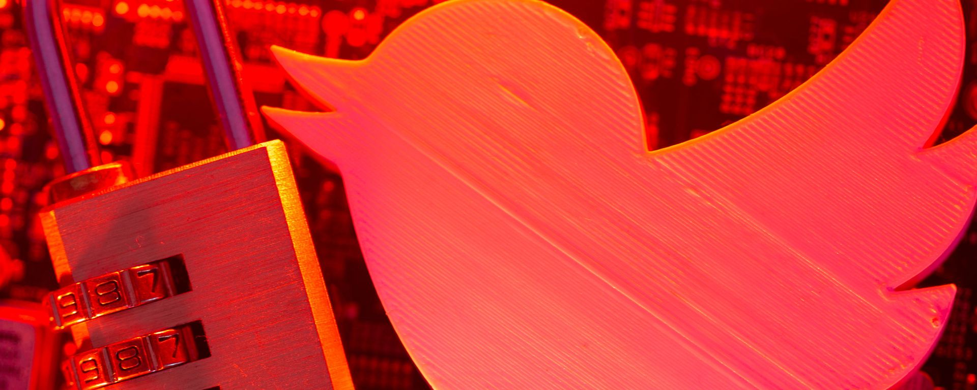 A 3D printed Twitter logo and a padlock on a computer motherboard - Sputnik International, 1920, 05.08.2021