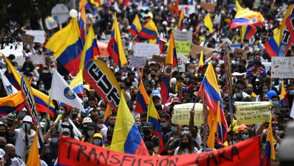 People demonstrate against President Ivan Duque's government in Bogota, on May 5, 2021. - Students, trade unions, indigenous people and other sectors called on Wednesday for a new day of protests that completes a week of pressure against President Ivan Duque with riots that have left some twenty people dead. What started as a peaceful demonstration on 28 April in rejection of an already withdrawn tax reform turned into the most serious anti-government protests since it came to power in 2018. - Sputnik International