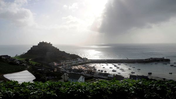 FILE PHOTO: The village of Gorey Harbour and Mont Orgueil castle are seen in Jersey in this March 1, 2008 file photo. - Sputnik International