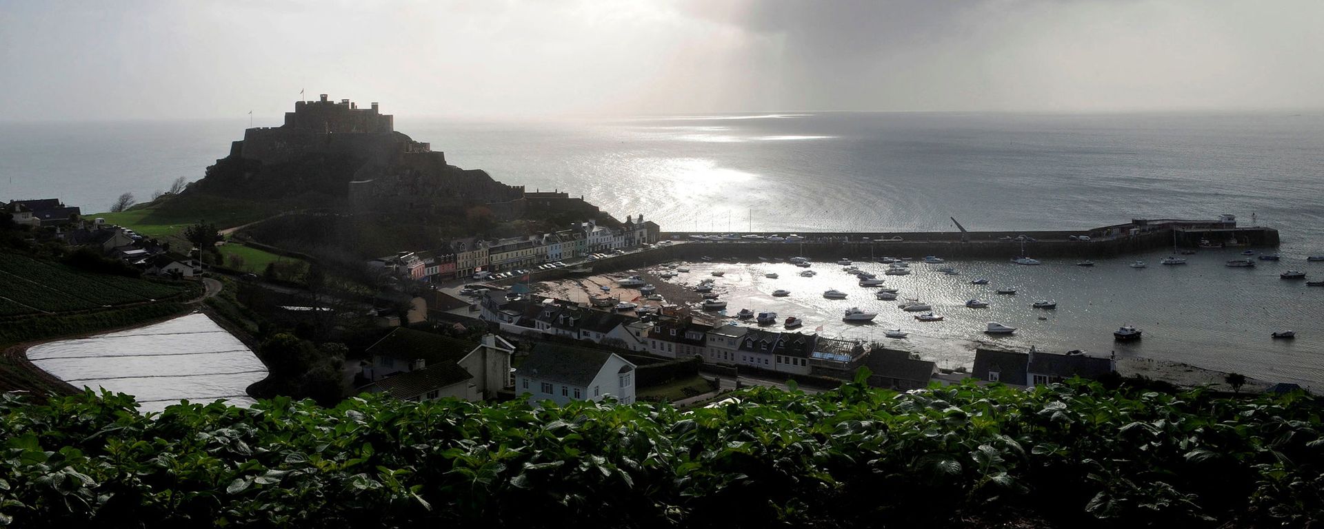 FILE PHOTO: The village of Gorey Harbour and Mont Orgueil castle are seen in Jersey in this March 1, 2008 file photo. - Sputnik International, 1920, 06.05.2021