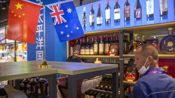 A visitor wearing a face mask to protect against the coronavirus looks at a display of Australian wines at the China International Import Expo (CIIE) in Shanghai on Nov. 5, 2020. China is raising import taxes on Australian wine, stepping up pressure on Australia over disputes including its support for a probe into the origin of the coronavirus. - Sputnik International