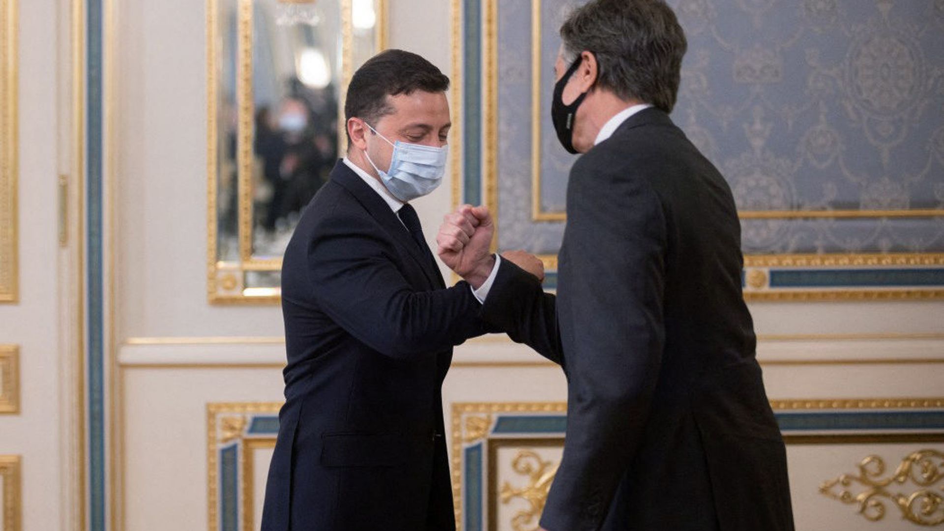 This handout photograph taken and released by the Ukrainian Presidential Press Service on May 6, 2021, shows Ukrainian President Volodymyr Zelensky (L) welcoming US Secretary of State Antony Blinken prior to their talks in Kiev. This handout photograph taken and released by the Ukrainian Presidential Press Service on May 6, 2021, shows Ukrainian President Volodymyr Zelensky (L) welcoming US Secretary of State Antony Blinken prior to their talks in Kiev. - Sputnik International, 1920, 06.05.2021