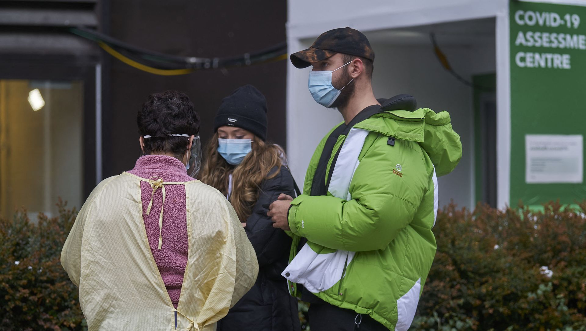 A nurse talks with people in line at a Covid-19 testing centre at Mount Sinai Hospital in Toronto, Ontario on 23 November 2020. A nurse talks with people in line at a Covid-19 testing centre at Mount Sinai Hospital in Toronto, Ontario on 23 November 2020. - Sputnik International, 1920, 06.05.2021