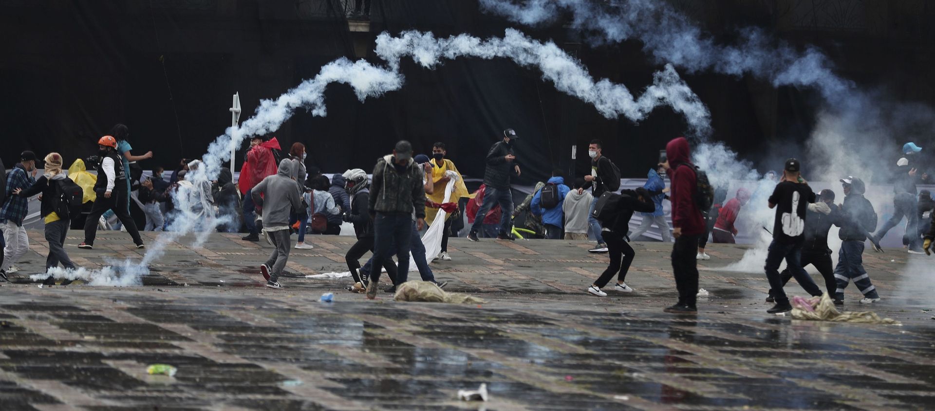Anti-government protesters return tear gas canisters at the police during clashes in Bogota, Colombia, Wednesday, 5 May 2021. Anti-government protesters return tear gas canisters at the police during clashes in Bogota, Colombia, Wednesday, 5 May 2021. - Sputnik International, 1920, 07.05.2021