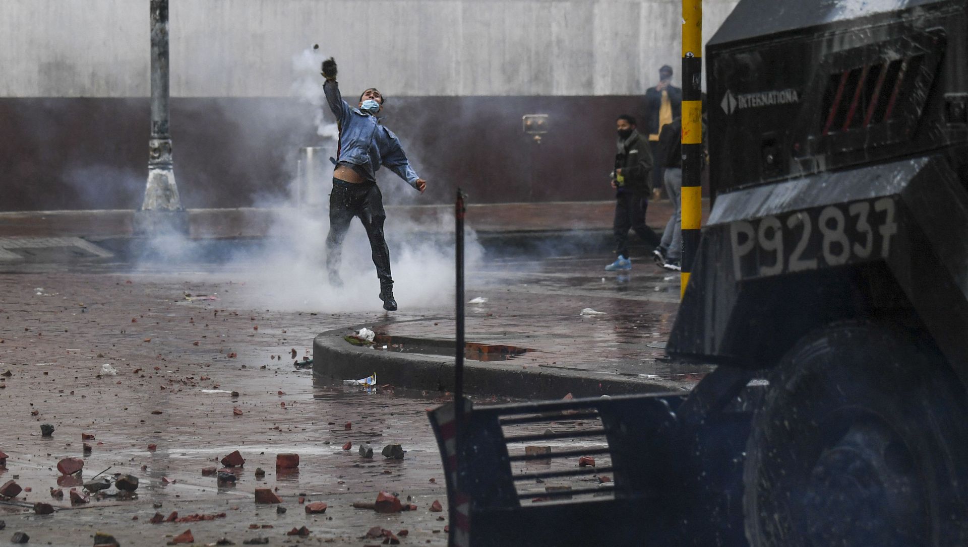 A demonstrator throws a stone at riot police vehicle during a protest against President Ivan Duque's government at the Bolivar square in Bogota on May 5, 2021. - Thousands of people returned to the streets of Colombia on Wednesday in rejection of the government of Ivan Duque, who has completed a week of pressure with demonstrations that turned violent in some cities and left some twenty people dead. A demonstrator throws a stone at riot police vehicle during a protest against President Ivan Duque's government at the Bolivar square in Bogota on May 5, 2021. - Thousands of people returned to the streets of Colombia on Wednesday in rejection of the government of Ivan Duque, who has completed a week of pressure with demonstrations that turned violent in some cities and left some twenty people dead. - Sputnik International, 1920, 07.05.2021