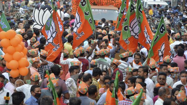 Supporters of Bharatiya Janata Party (BJP) wait for the arrival of India’s Home Minister and leader of the BJP Amit Shah for a roadshow during the ongoing West Bengal's state legislative assembly elections in Siliguri on April 12, 2021.  - Sputnik International