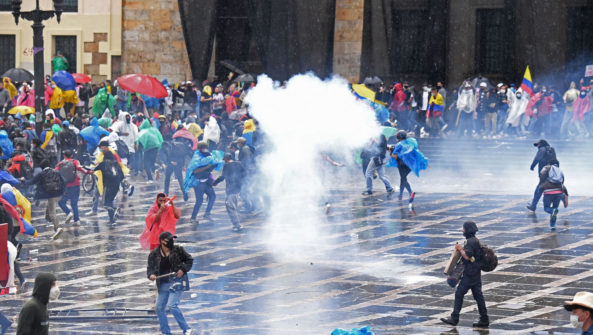 Demonstrators clash with riot police during a protest against President Ivan Duque's government at the Bolivar square in Bogota on May 5, 2021. Demonstrators clash with riot police during a protest against President Ivan Duque's government at the Bolivar square in Bogota on May 5, 2021. - Sputnik International, 1920, 06.05.2021