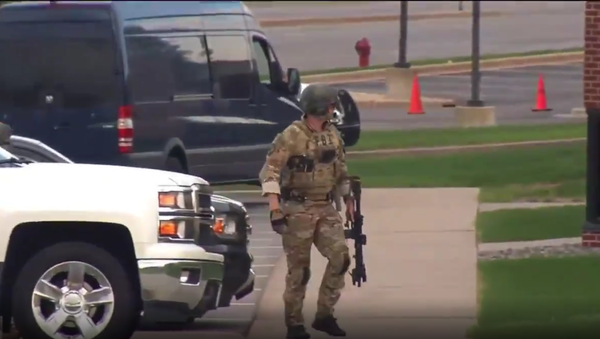 Bank robbery and hostage situation going on 5th hour now inside Wells Fargo Bank in St. Cloud, Minnesota. FBI is on scene working to get an unknown number of hostages out safely. - Sputnik International