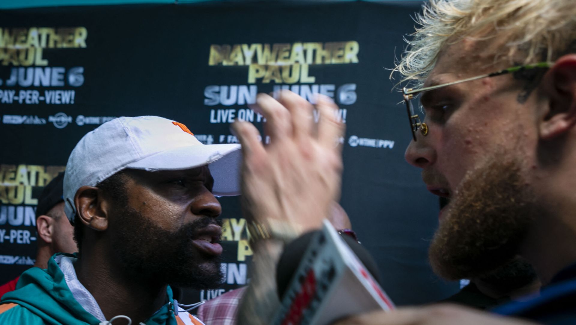 Floyd Mayweather (L) and Jake Paul confront each other during a press conference at Hard Rock Stadium, in Miami Gardens, Florida, on May 6, 2021. - Former world welterweight king Floyd Mayweather said May 4,2021 he will face off against YouTube personality Logan Paul in an exhibition bout at Miami's Hard Rock Stadium on June 6, 2021. Floyd Mayweather (L) and Jake Paul confront each other during a press conference at Hard Rock Stadium, in Miami Gardens, Florida, on May 6, 2021. - Former world welterweight king Floyd Mayweather said May 4,2021 he will face off against YouTube personality Logan Paul in an exhibition bout at Miami's Hard Rock Stadium on June 6, 2021. - Sputnik International, 1920, 07.05.2021