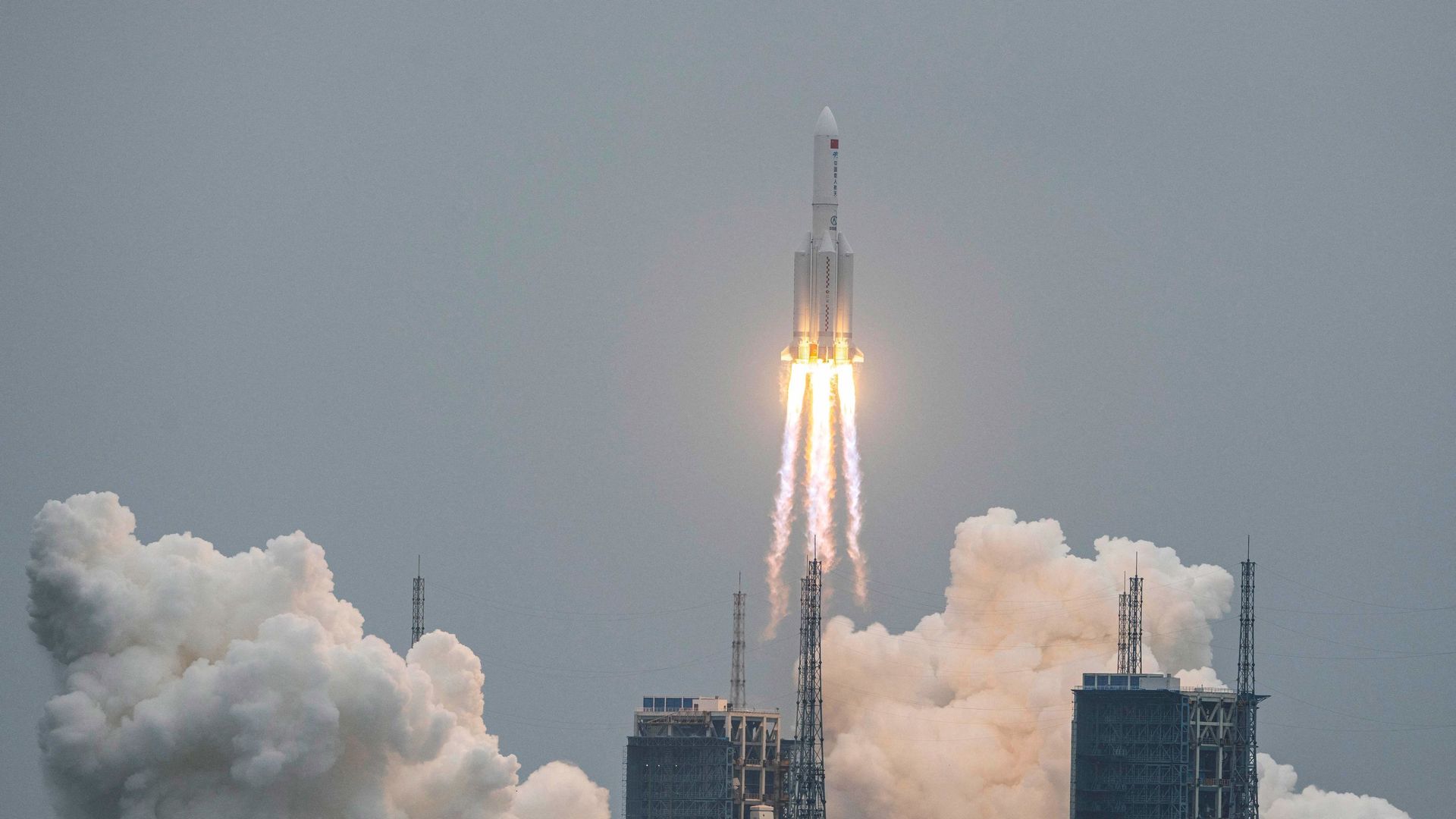 A Long March 5B rocket, carrying China's Tianhe space station core module, lifts off from the Wenchang Space Launch Center in southern China's Hainan province on April 29, 2021. A Long March 5B rocket, carrying China's Tianhe space station core module, lifts off from the Wenchang Space Launch Center in southern China's Hainan province on April 29, 2021. - Sputnik International, 1920, 07.05.2021