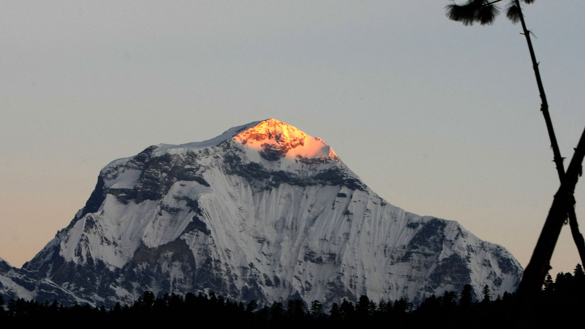 The Dhaulagiri mountain range in the Himalayas is seen from the village of Nagi, some 200 kms west of Kathmandu on October 27, 2010. Surrounded by the lofty heights of the Himalayas, Nepal is a land of colorful cultures, ancient history and people, picturesque scenery and some of the best walking on earth. The Dhaulagiri mountain range in the Himalayas is seen from the village of Nagi, some 200 kms west of Kathmandu on October 27, 2010. Surrounded by the lofty heights of the Himalayas, Nepal is a land of colorful cultures, ancient history and people, picturesque scenery and some of the best walking on earth. - Sputnik International, 1920, 07.05.2021