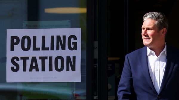 Sir Keir Starmer outside a polling station - Sputnik International