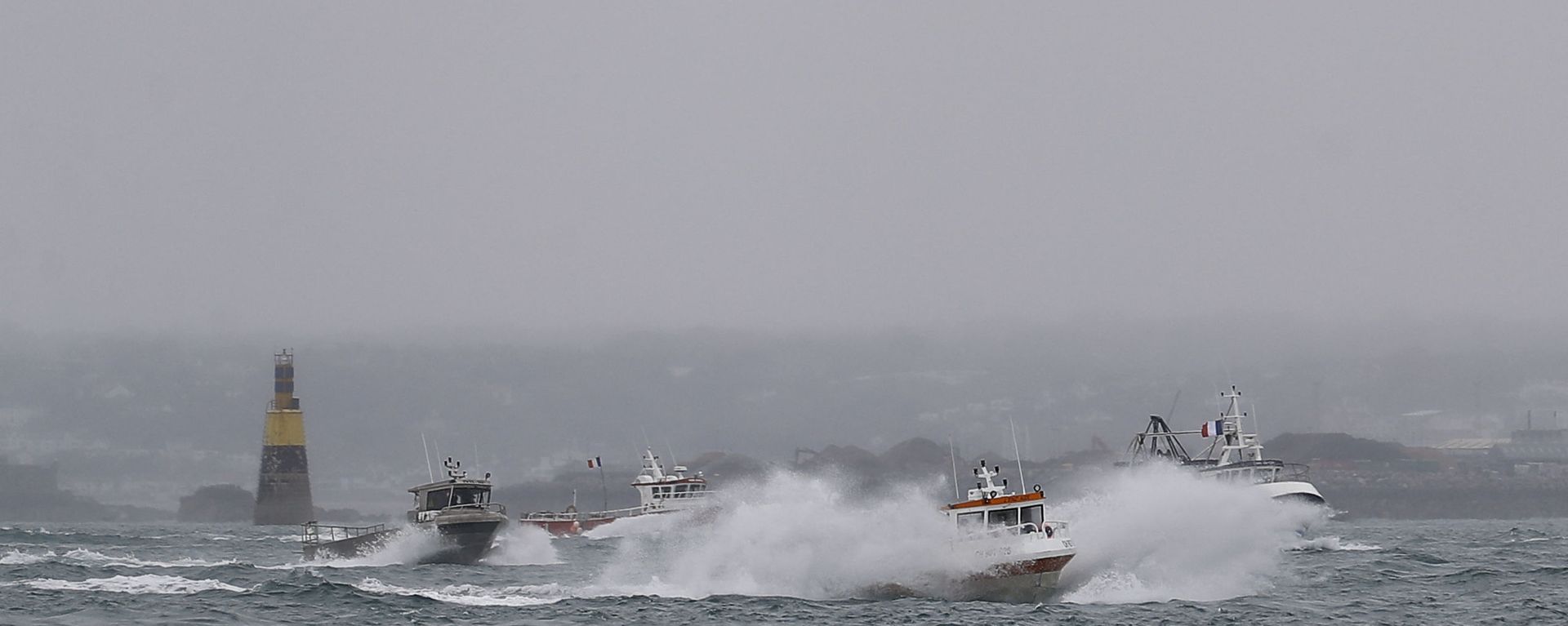 French fishing boats leave the Jersey waters following their protest in front of the port of Saint Helier off the British island of Jersey to draw attention to what they see as unfair restrictions on their ability to fish in UK waters after Brexit, on May 6, 2021. French fishing boats leave the Jersey waters following their protest in front of the port of Saint Helier off the British island of Jersey to draw attention to what they see as unfair restrictions on their ability to fish in UK waters after Brexit, on May 6, 2021. - Sputnik International, 1920, 08.10.2021