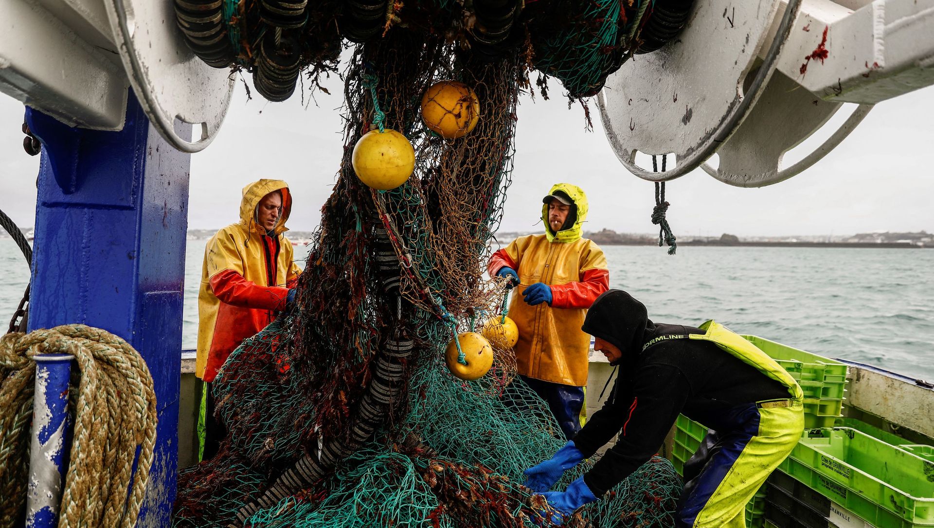 French fishermen gather in a net on their vessel near the port of Saint Helier off the British island of Jersey on May 6, 2021. French fishermen gather in a net on their vessel near the port of Saint Helier off the British island of Jersey on May 6, 2021. - Sputnik International, 1920, 07.05.2021