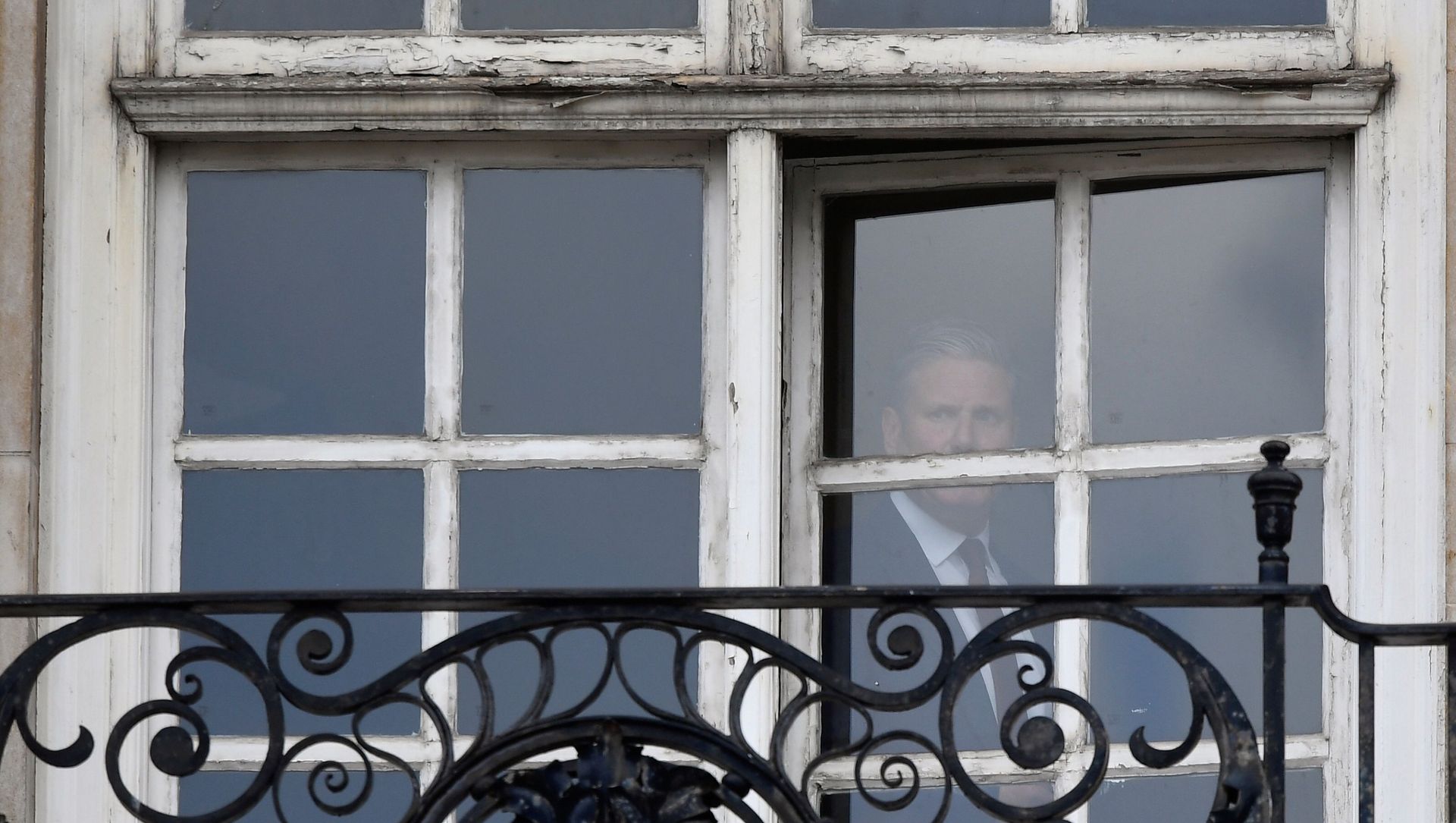 Britain's Labour Party leader Keir Starmer is seen in the window of his offices in London, Britain, May 7, 2021. REUTERS/Toby Melville Britain's Labour Party leader Keir Starmer is seen in the window of his offices in London, Britain, May 7, 2021. REUTERS/Toby Melville - Sputnik International, 1920, 07.05.2021