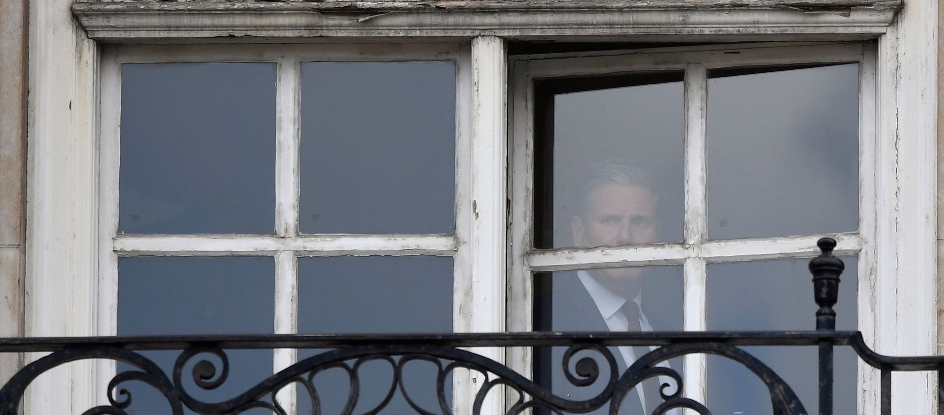 Britain's Labour Party leader Keir Starmer is seen in the window of his offices in London, Britain, May 7, 2021. REUTERS/Toby Melville Britain's Labour Party leader Keir Starmer is seen in the window of his offices in London, Britain, May 7, 2021. REUTERS/Toby Melville - Sputnik International, 1920, 07.05.2021