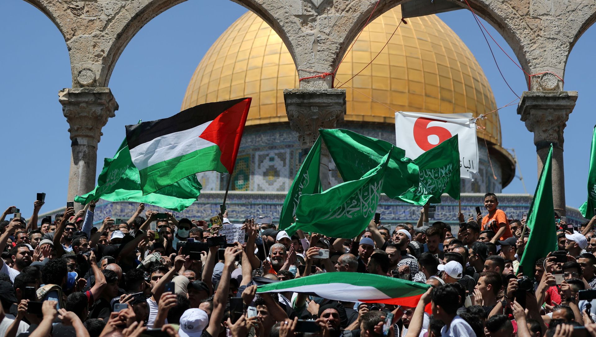 Palestinians gather after performing the last Friday of Ramadan to protest over the possible eviction of several Palestinian families from homes on land claimed by Jewish settlers in the Sheikh Jarrah neighbourhood, in Jerusalem's Old City, May 7, 2021 Palestinians gather after performing the last Friday of Ramadan to protest over the possible eviction of several Palestinian families from homes on land claimed by Jewish settlers in the Sheikh Jarrah neighbourhood, in Jerusalem's Old City, May 7, 2021 - Sputnik International, 1920, 09.05.2021