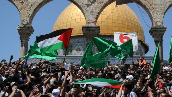 Palestinians gather after performing the last Friday of Ramadan to protest over the possible eviction of several Palestinian families from homes on land claimed by Jewish settlers in the Sheikh Jarrah neighbourhood, in Jerusalem's Old City, May 7, 2021 - Sputnik International