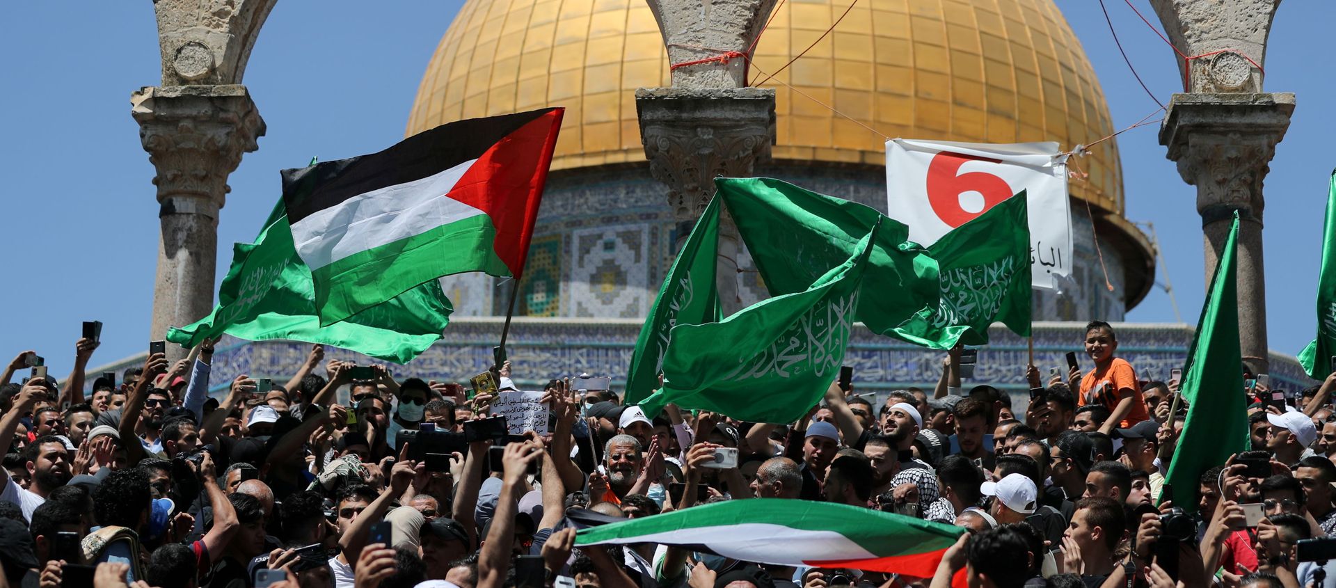 Palestinians gather after performing the last Friday of Ramadan to protest over the possible eviction of several Palestinian families from homes on land claimed by Jewish settlers in the Sheikh Jarrah neighbourhood, in Jerusalem's Old City, May 7, 2021 Palestinians gather after performing the last Friday of Ramadan to protest over the possible eviction of several Palestinian families from homes on land claimed by Jewish settlers in the Sheikh Jarrah neighbourhood, in Jerusalem's Old City, May 7, 2021 - Sputnik International, 1920, 10.05.2021