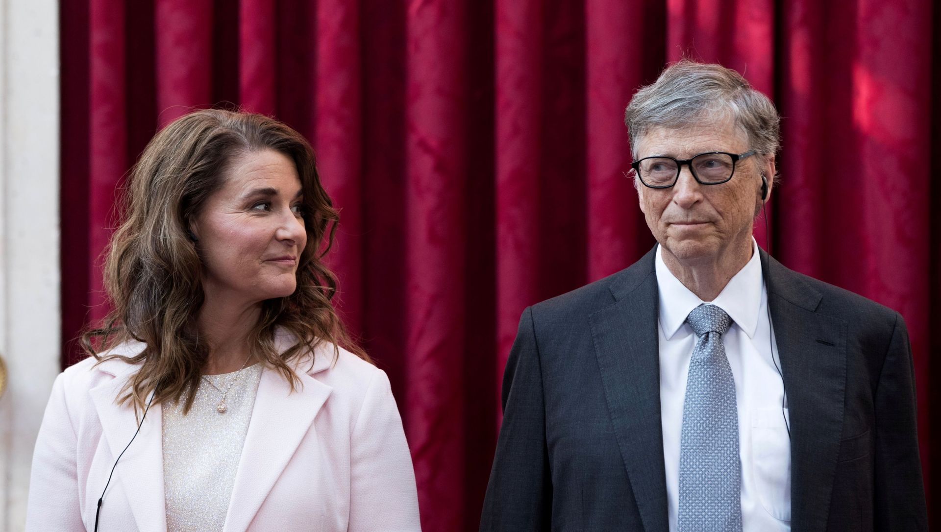 Philanthropist and co-founder of Microsoft Bill Gates (R) and his wife Melinda listen to a speech by French President Francois Hollande, prior to being awarded Commanders of the Legion of Honor at the Elysee Palace in Paris, France, 21 April 2017 Philanthropist and co-founder of Microsoft Bill Gates (R) and his wife Melinda listen to a speech by French President Francois Hollande, prior to being awarded Commanders of the Legion of Honor at the Elysee Palace in Paris, France, 21 April 2017 - Sputnik International, 1920, 08.05.2021