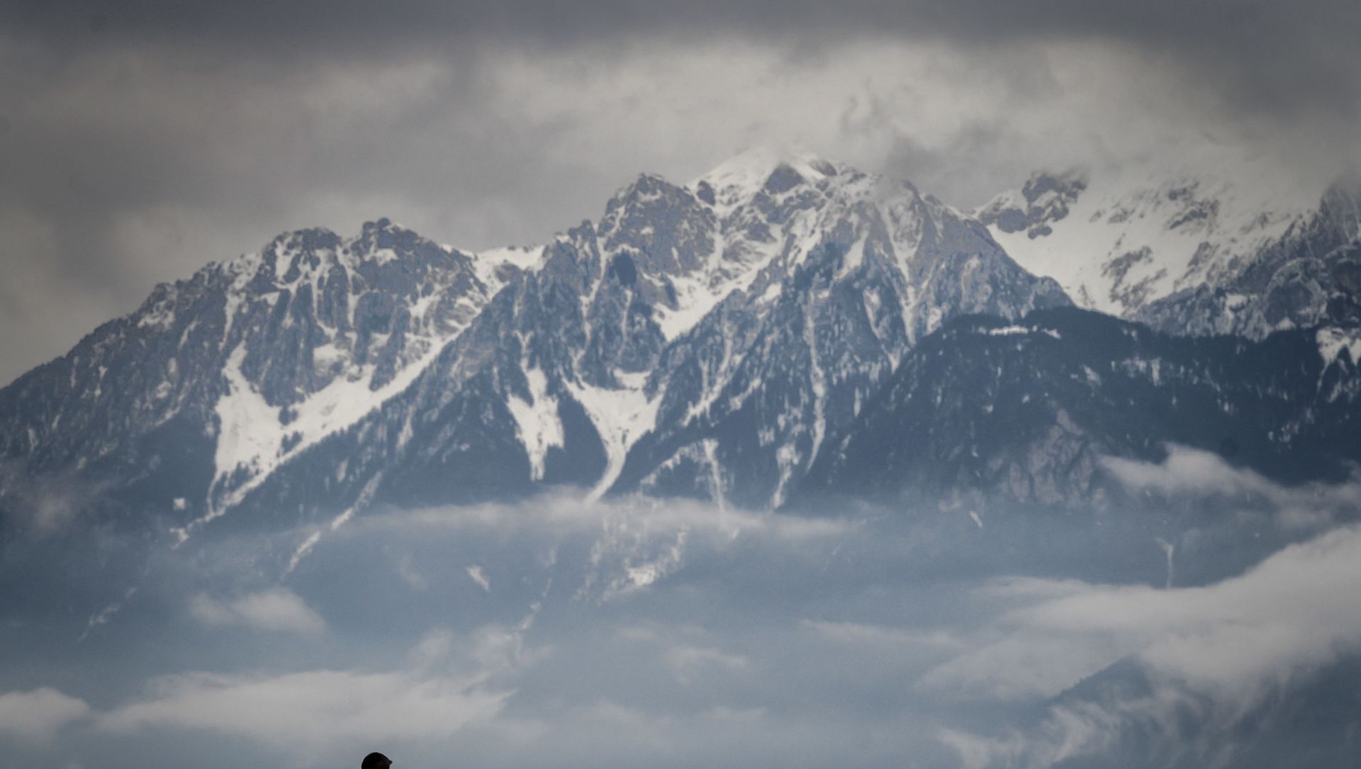 A man is seen in silhouette in a bad weather with snowy Alps mountains in the background on February 2, 2021 in Lausanne. A man is seen in silhouette in a bad weather with snowy Alps mountains in the background on February 2, 2021 in Lausanne. - Sputnik International, 1920, 08.05.2021