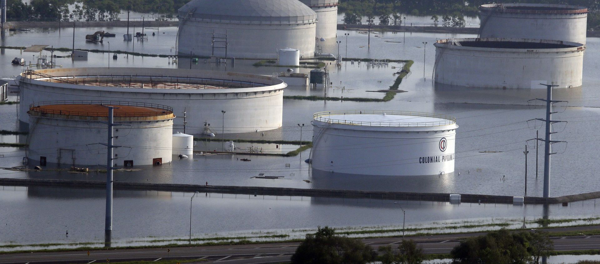 In this aerial photo, holding tanks for Colonial Pipeline Company sit in floodwaters caused Tropical Storm Harvey in Port Arthur, Texas, Friday, Sept. 1, 2017. In this aerial photo, holding tanks for Colonial Pipeline Company sit in floodwaters caused Tropical Storm Harvey in Port Arthur, Texas, Friday, Sept. 1, 2017. - Sputnik International, 1920, 11.05.2021