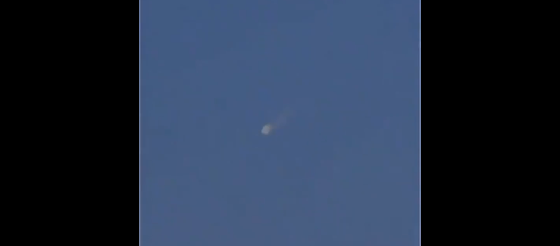 Screenshot from a video allegedly showing the remnants of the Chinese rocket re-entering the Earth's atmosphere - Sputnik International, 1920, 09.05.2021