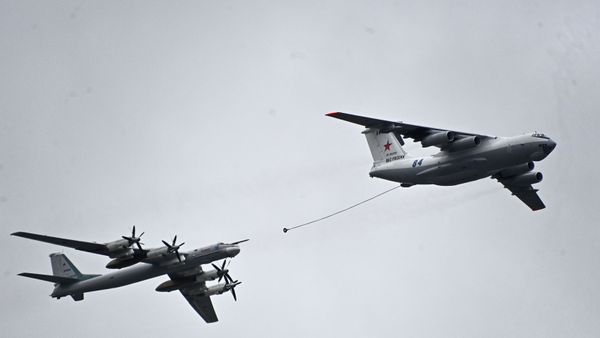 A demonstration of the mid-air refueling of a Tupolev Tu-95 strategic rocket carrier by an Ilyushin Il-78 tanker aircraft - Sputnik International
