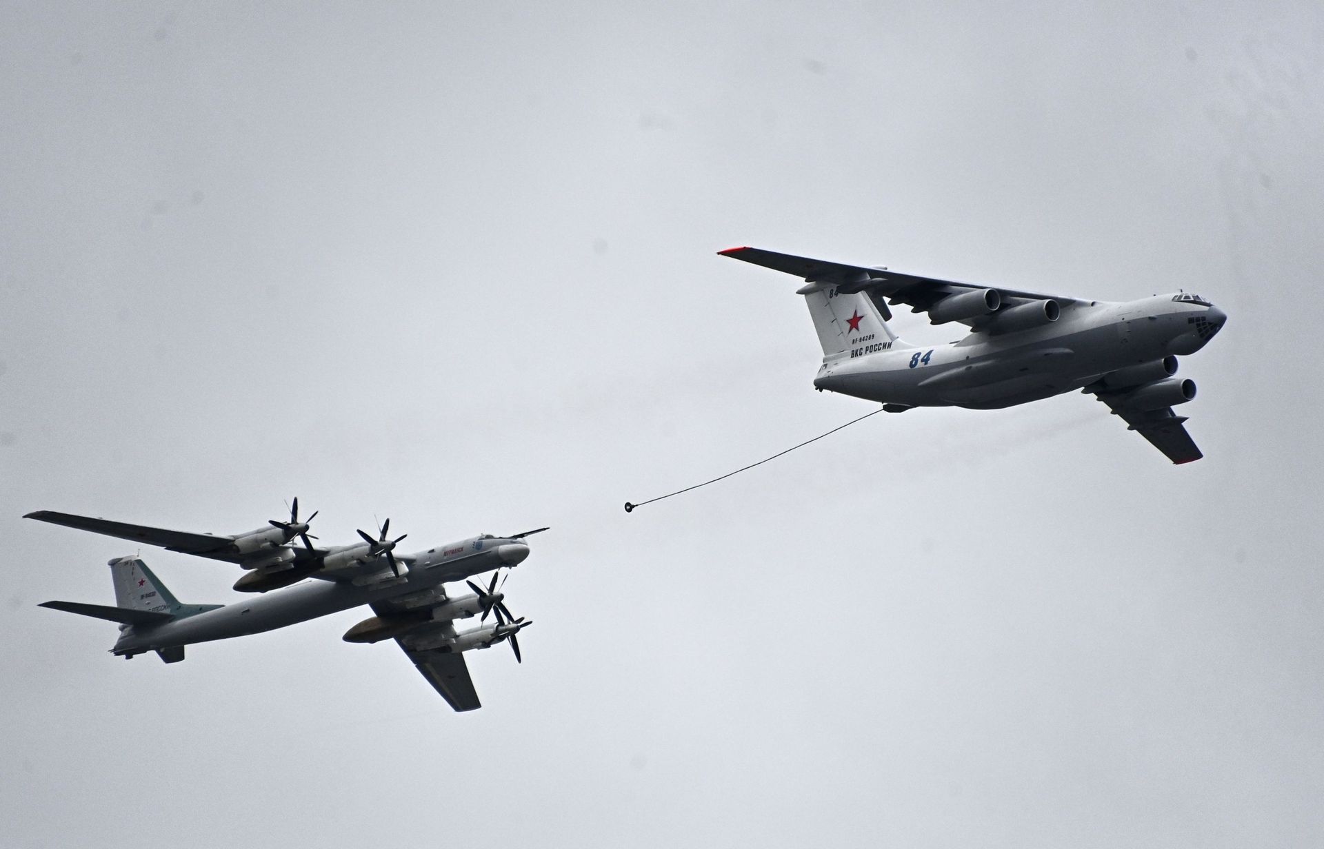 A demonstration of the mid-air refueling of a Tupolev Tu-95 strategic rocket carrier by an Ilyushin Il-78 tanker aircraft - Sputnik International, 1920, 05.05.2023