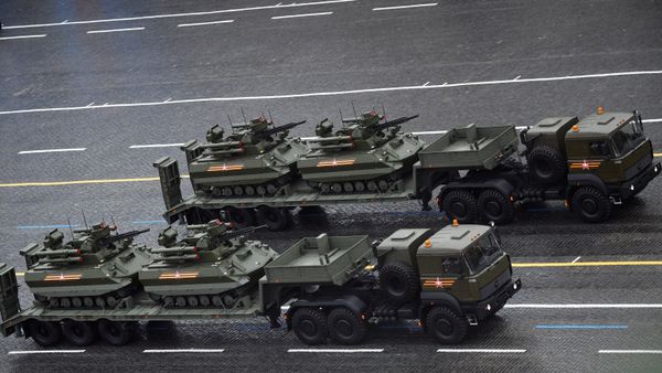 Uran-9 combat robots at Sunday's parade. - Sputnik International
