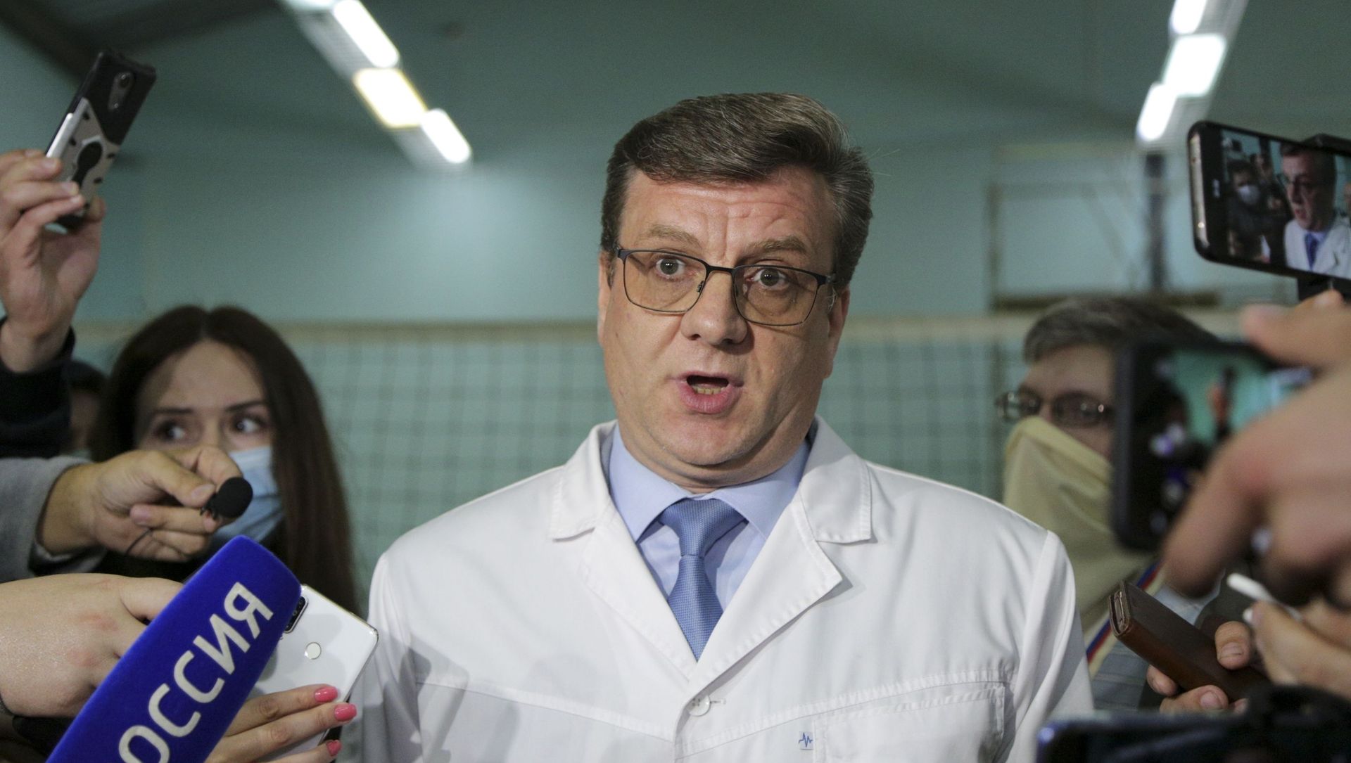 In this Friday, Aug. 21, 2020 file photo, Alexander Murakhovsky, chief physician of the Omsk Ambulance Hospital No. 1, intensive care unit where Alexei Navalny was hospitalized speaks to the media in Omsk, Russia. In this Friday, Aug. 21, 2020 file photo, Alexander Murakhovsky, chief physician of the Omsk Ambulance Hospital No. 1, intensive care unit where Alexei Navalny was hospitalized speaks to the media in Omsk, Russia. - Sputnik International, 1920, 09.05.2021