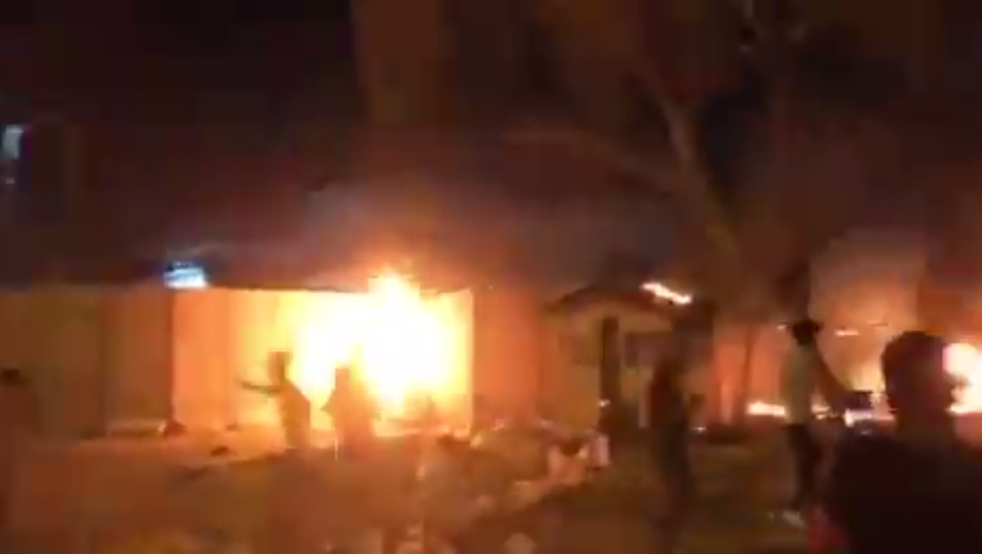 Screenshot from a video allegedly showing the Iranian consulate in the Iraqi city of Karbala on fire Screenshot from a video allegedly showing the Iranian consulate in the Iraqi city of Karbala on fire - Sputnik International, 1920, 09.05.2021