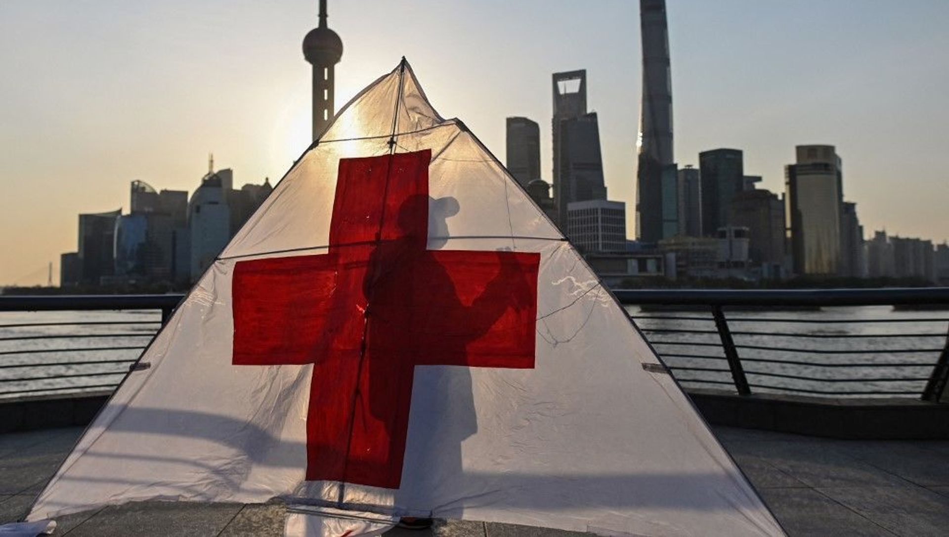 This picture taken on March 23, 2020 shows Gu, 80, wearing a facemask as a preventive measure against the spread of the COVID-19 novel coronavirus, as he prepares to fly his kite in the early morning on the promenade of the Bund along Huangpu River in Shanghai. This picture taken on March 23, 2020 shows Gu, 80, wearing a facemask as a preventive measure against the spread of the COVID-19 novel coronavirus, as he prepares to fly his kite in the early morning on the promenade of the Bund along Huangpu River in Shanghai. - Sputnik International, 1920, 09.05.2021