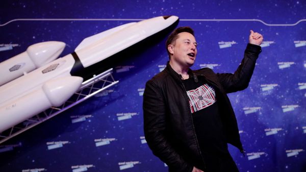 SpaceX owner and Tesla CEO Elon Musk gestures as he arrives on the red carpet for the Axel Springer Awards ceremony, in Berlin, on December 1, 2020 - Sputnik International