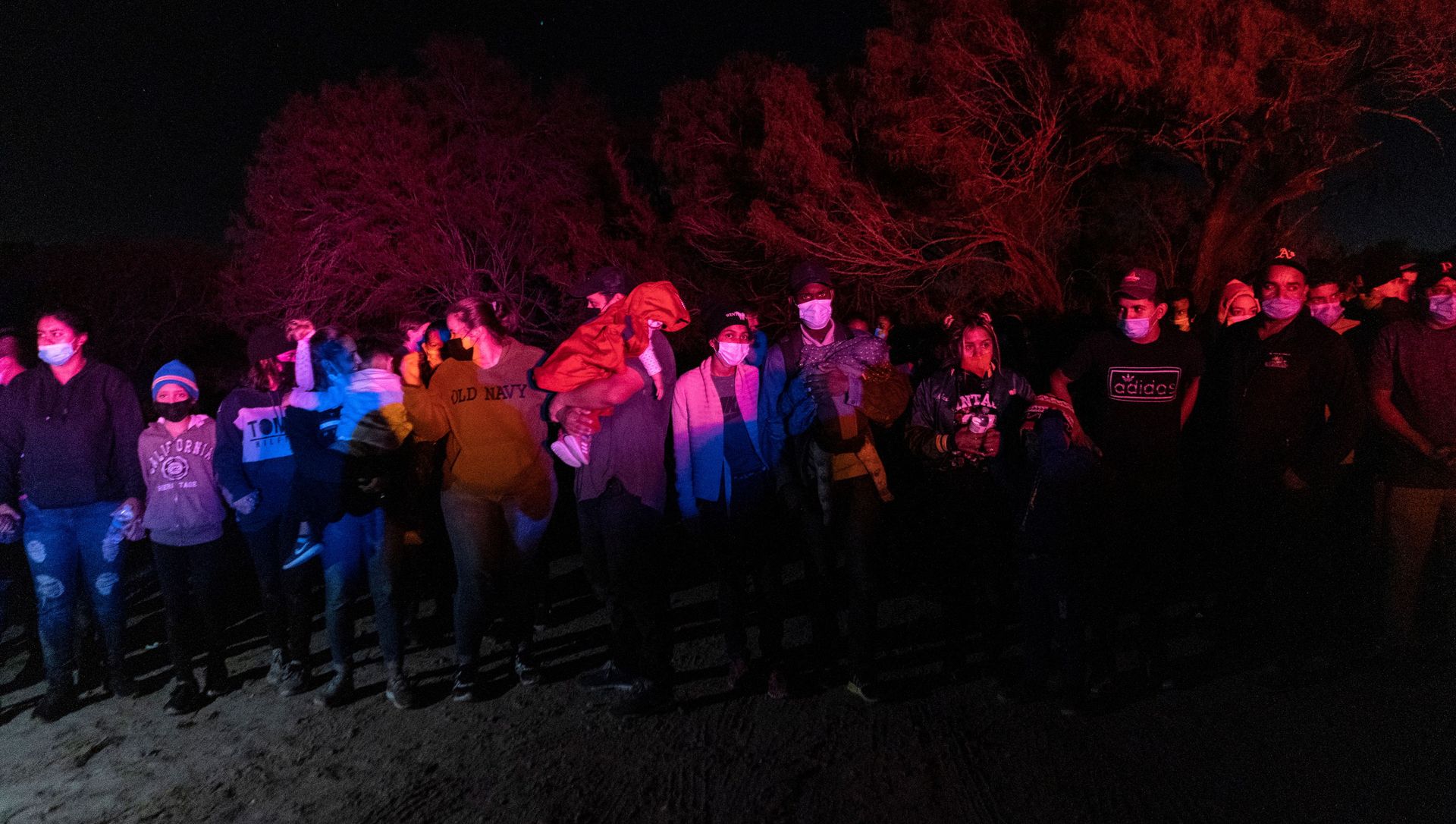 Asylum-seeking migrant families wait to be escorted by the U.S. Border Patrol after crossing the Rio Grande river into the United States from Mexico, in Roma, Texas, U.S., May 7, 2021 Asylum-seeking migrant families wait to be escorted by the U.S. Border Patrol after crossing the Rio Grande river into the United States from Mexico, in Roma, Texas, U.S., May 7, 2021 - Sputnik International, 1920, 10.05.2021