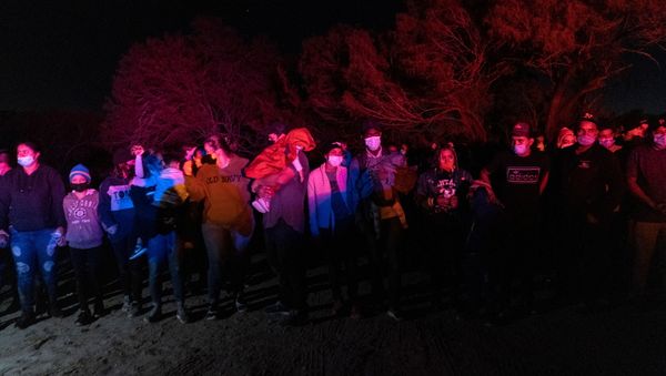 Asylum-seeking migrant families wait to be escorted by the U.S. Border Patrol after crossing the Rio Grande river into the United States from Mexico, in Roma, Texas, U.S., May 7, 2021 - Sputnik International