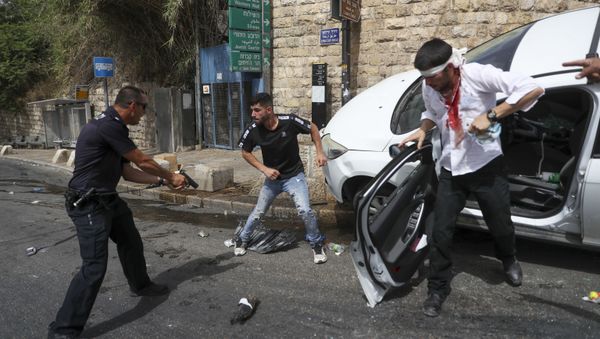 Unrest in the Holy City: Israeli Police and Palestinians Clash Outside Al-Aqsa Mosque in Jerusalem - Sputnik International